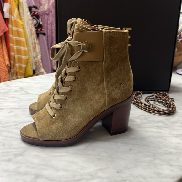 NIB Frye Danica Lug Combat Peep Toe Heeled Lace UP Bootie Size 6.5 in Sand Suede - Picture 5 of 12